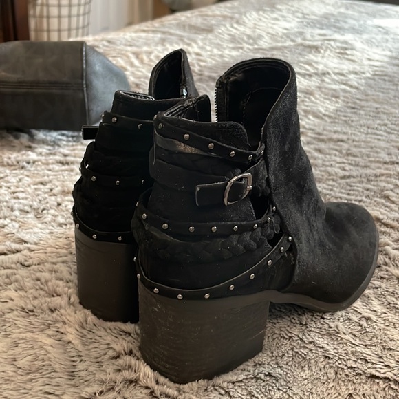 Womens black suede booties used. Good condition. Size 8 - Picture 2 of 2